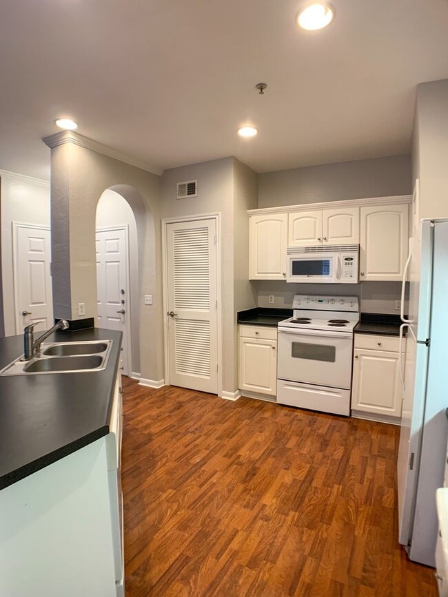 Building Photo - New listing 2/2 with pool view