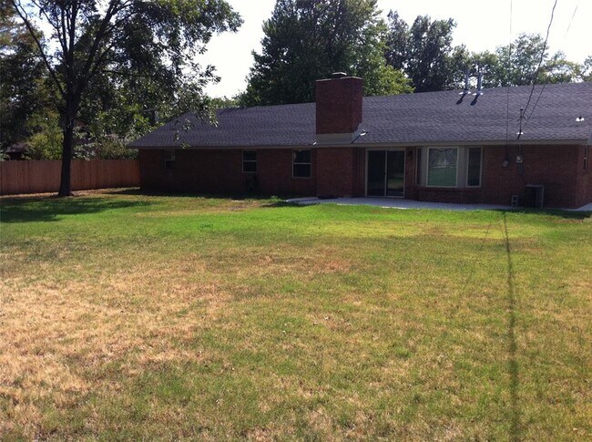Building Photo - 2733 Walnut Rd