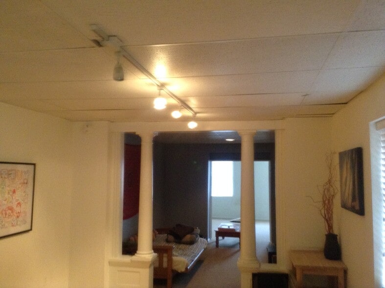 dining room - 1016 S Charles St