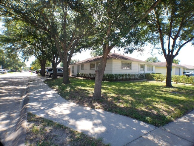 Building Photo - 1301 Glenmore Dr