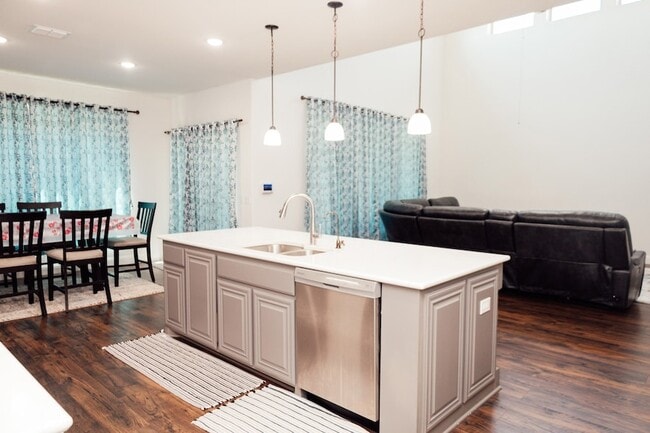 Building Photo - 700 Sedona St