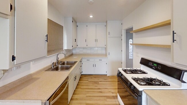 Building Photo - Charming Redlands Home