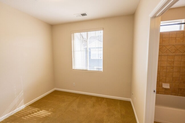 Building Photo - Beautiful 3 bedroom townhouse that is conveniently located