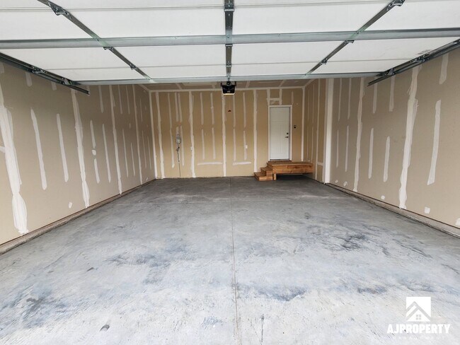 Building Photo - 300 S Willow Spring Dr