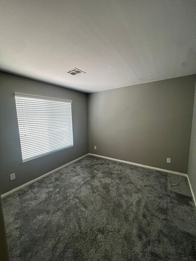 Building Photo - Spacious 4-Bedroom Mountains Edge Home with Downstairs Suite, Balcony & Covered Patio