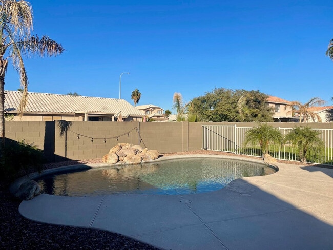 Building Photo - 2422 E Remington Pl