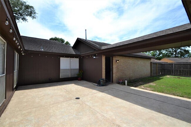 Building Photo - 15927 Tumbling Rapids Dr