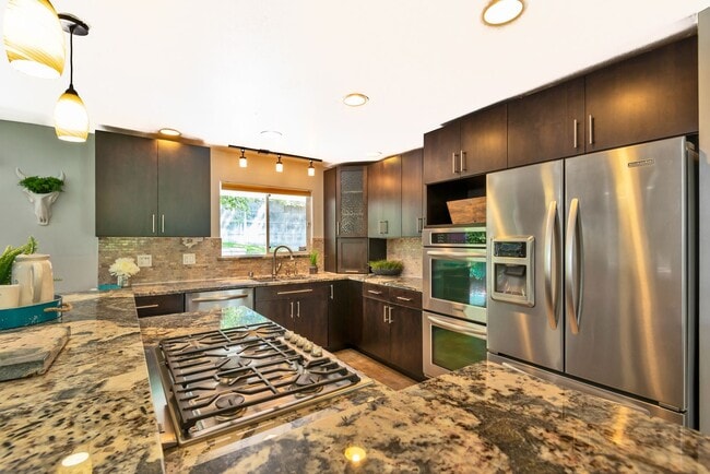 Building Photo - Spacious 3 Bed, 2.75 Bath Seward Park Home!