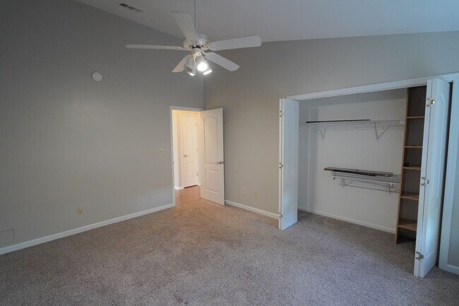 Building Photo - 3 Bed / 2 Bath with Large Yard/Garage in Bucklake area!