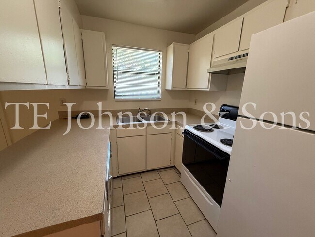 Building Photo - 2 Bedroom Utilities INCLUDED
