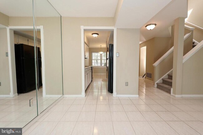 Building Photo - 53 Woodlake Dr