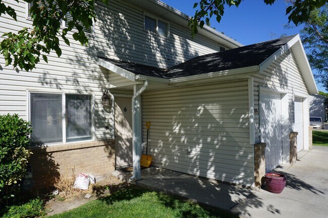 Building Photo - 3 Bedroom Town Home in Magna