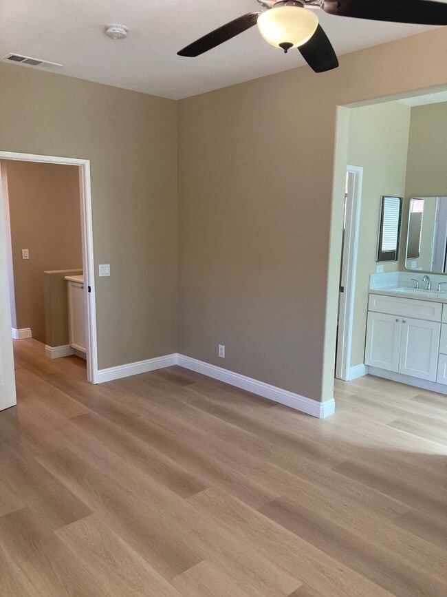 Building Photo - 3 bedroom 2.5 bath home Las Flores