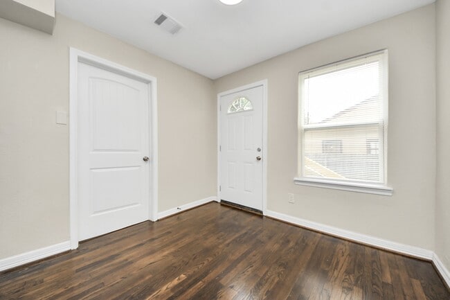 Building Photo - 608 Thomas Ave