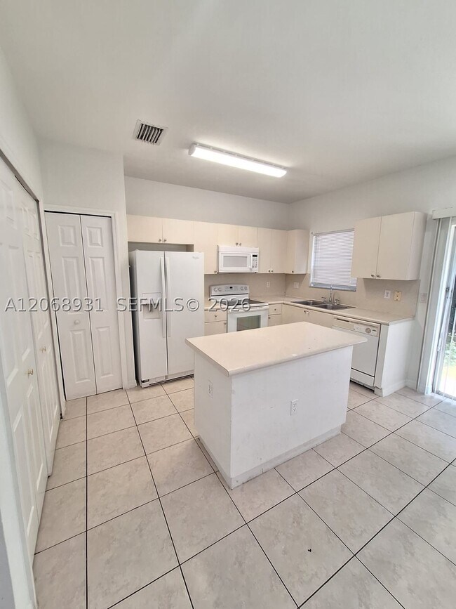 Building Photo - 1654 SE 31st Ct