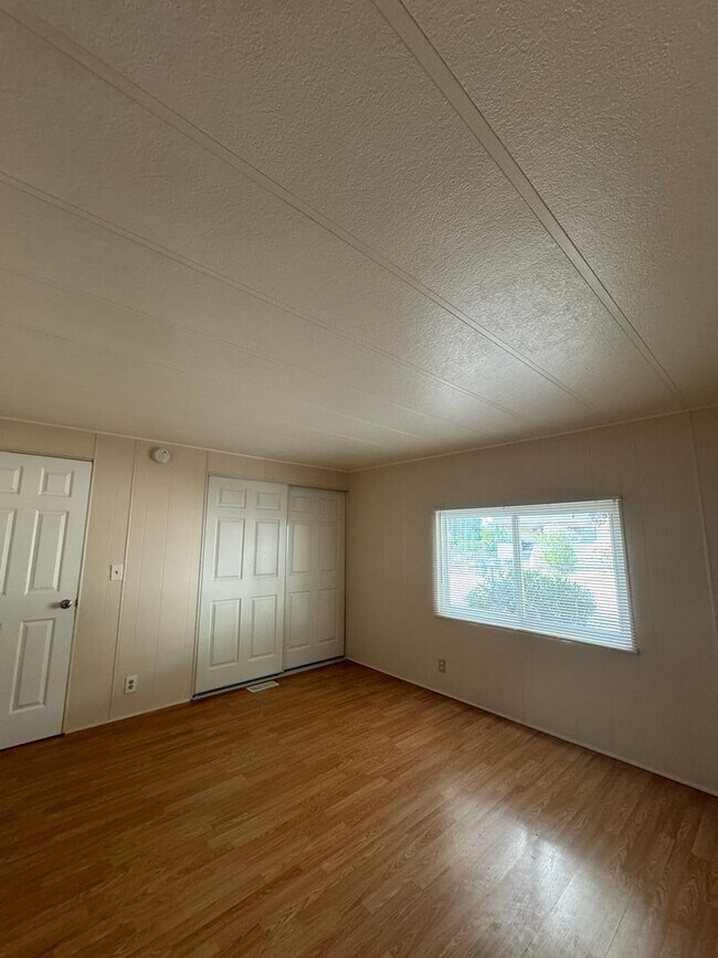 Building Photo - Beautiful rehabbed manufacture home in Lak...