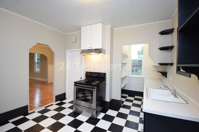 Building Photo - Charming Home in the Heart of Oregon City