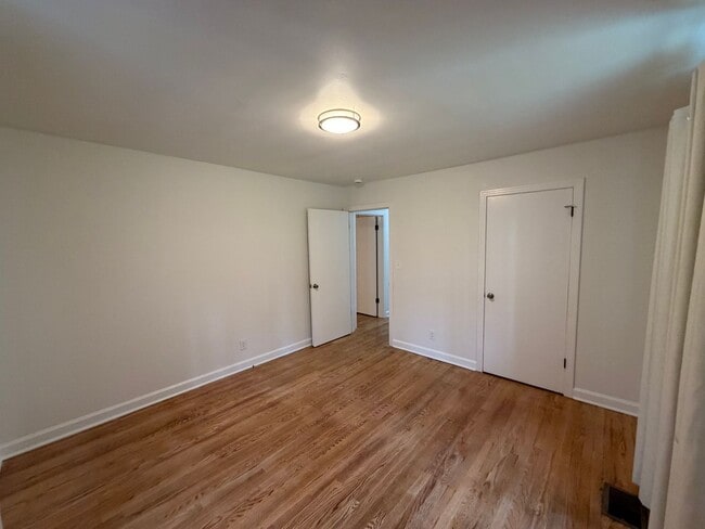 Building Photo - 2 bedroom, 1 bath home near Harding Place