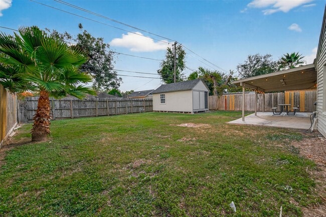 Building Photo - 515 Ogilvie St