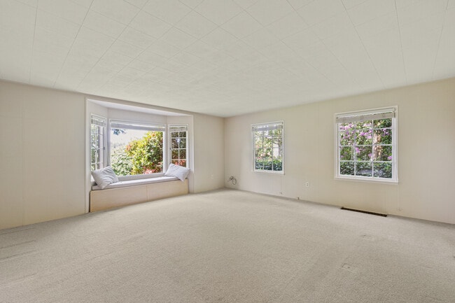 Building Photo - 12926 Holmes Point Dr NE