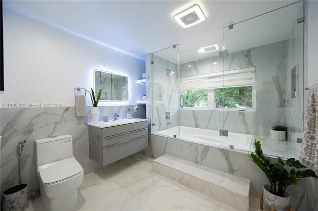 Building Photo - 7125 Los Pinos Blvd