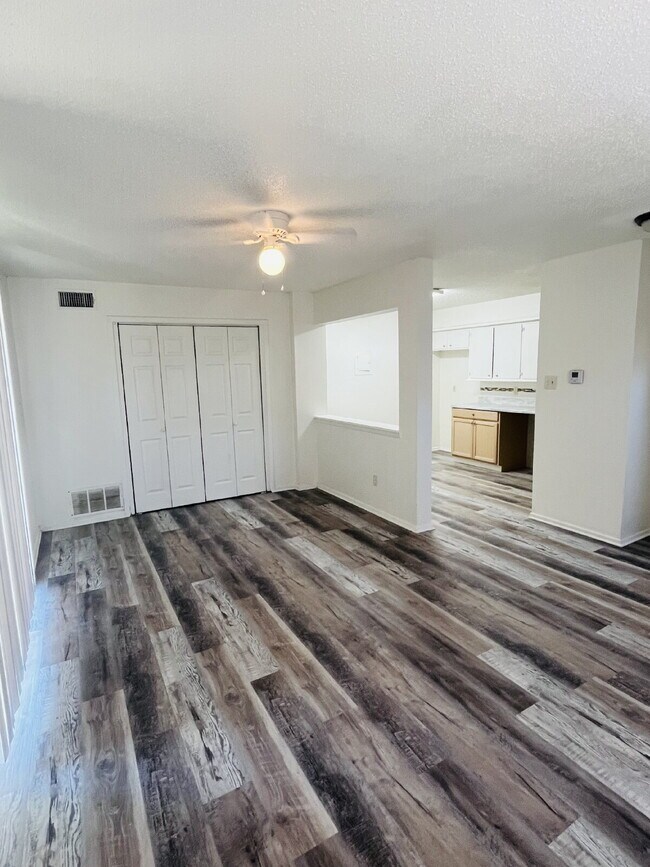 Building Photo - 2 Bedroom Townhome