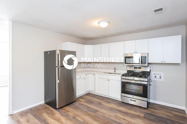 Building Photo - 4 Bedroom Pet-Friendly Home in INDEPENDENCE, MO with Main Street Renewal