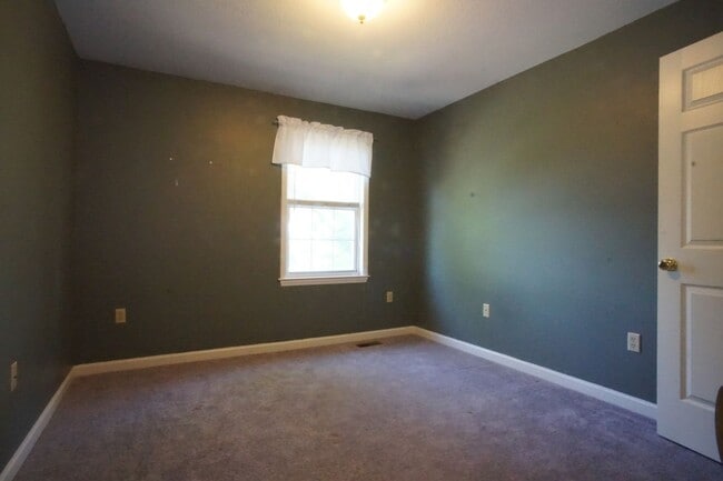 Building Photo - 4 Bed / 3 Bath.  Pet Friendly.  Reserved Parking. Master on Main.