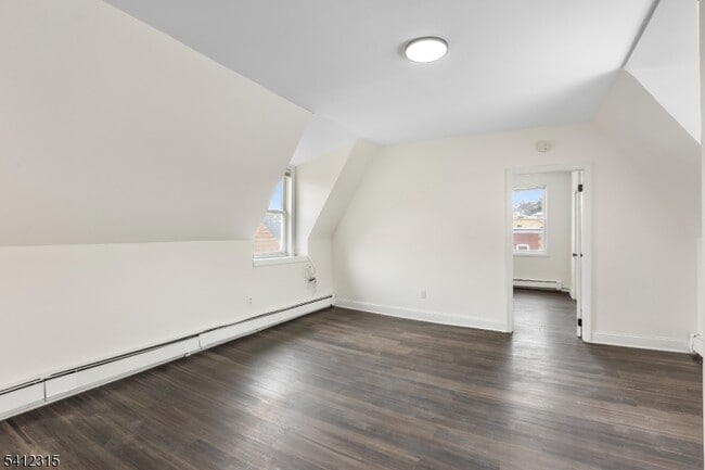 Building Photo - 676 Chestnut St