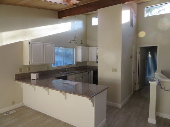 Building Photo - 3 bedroom, 2 bathroom in Scotts Valley