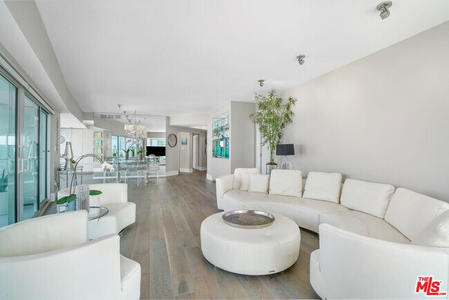 Building Photo - 13600 Marina Pointe Dr