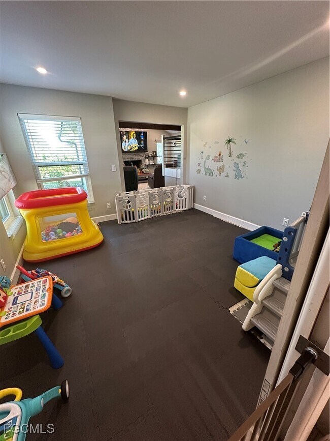 Building Photo - 2330 SE 8th Terrace