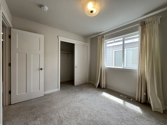 Building Photo - Stunning 2024 Built 5BR Home with Main-Level Suite, EV Charger & Covered Patio Near River Terrace