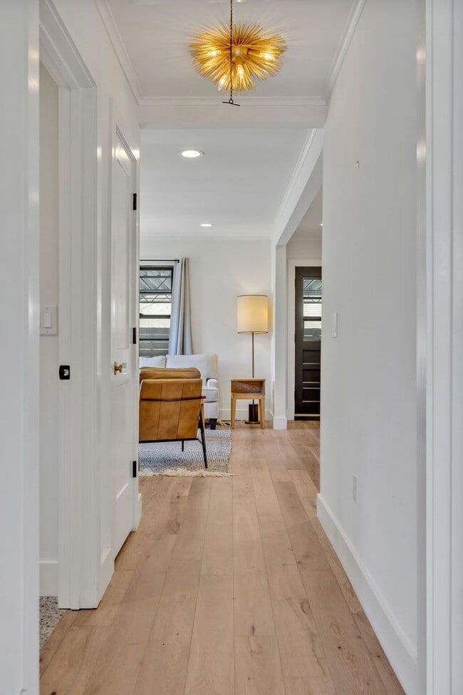 Building Photo - Beautifully furnished short-term rental in Historic Downtown Franklin!