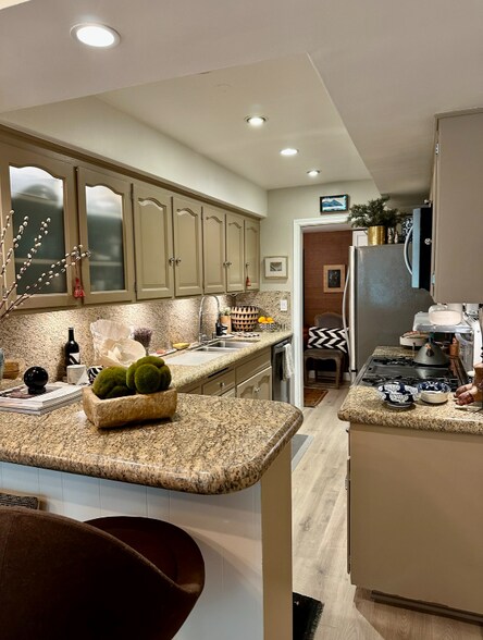 Building Photo - 6708 Hillpark Dr