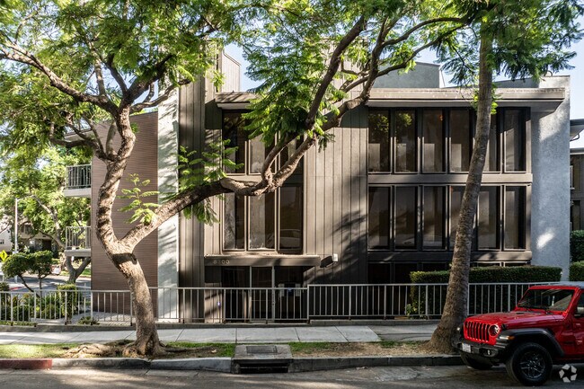 Building Exterior - 8300 De Longpre