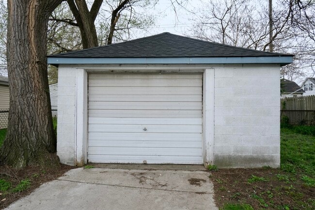 Building Photo - 11032 Continental Ave