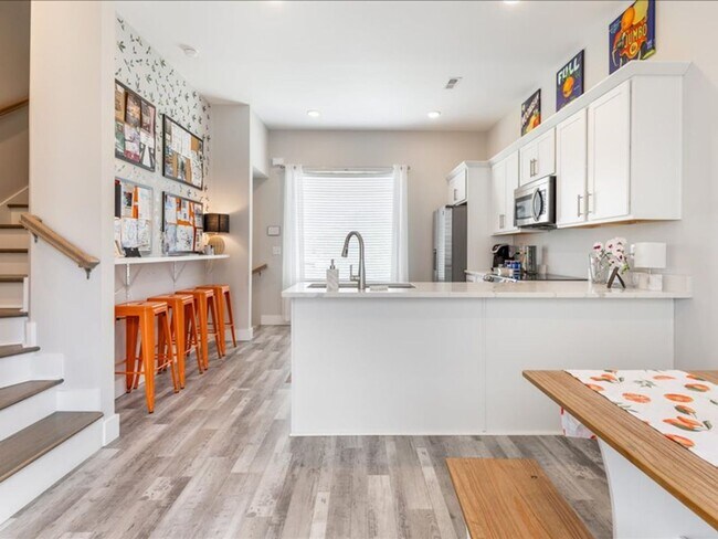 Building Photo - Flexible Lease Lengths! Furnished Southside Townhome