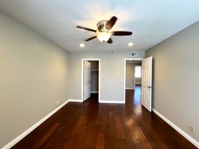 Building Photo - 4 bed, 3 bath located in Anaheim!