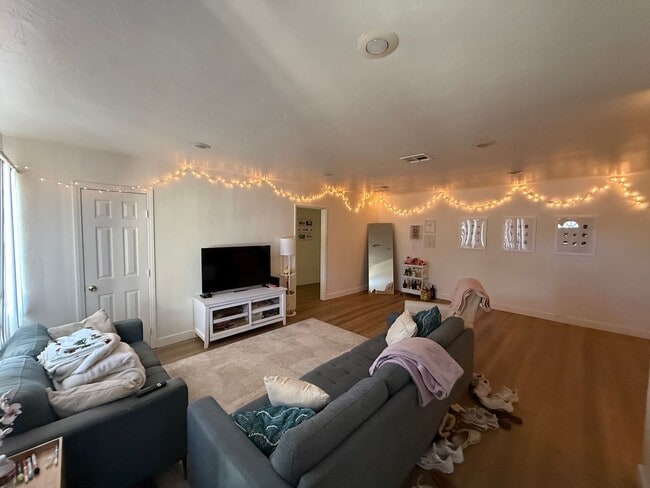 Primary Photo - 5BD 3 BA with a Great Yard!