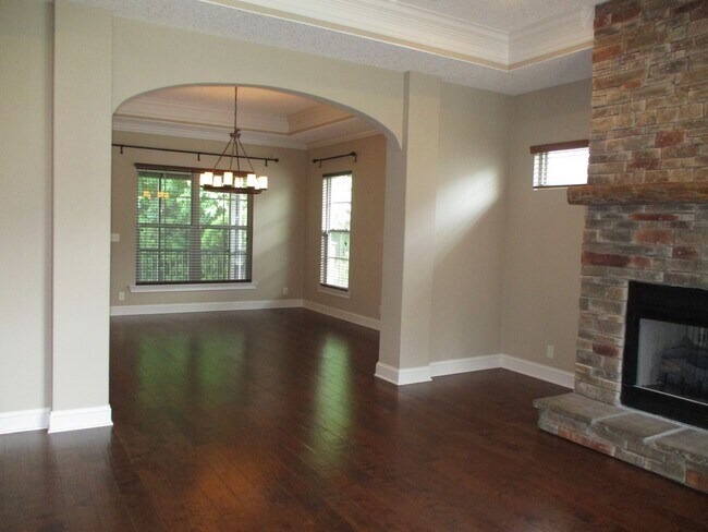 Building Photo - 104 Shadow Wood Bend