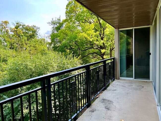 Building Photo - Bright and Relaxing 3rd floor OPEN CONCEPT 1 Bed / 1 Bath Condo For Rent! In-Unit Washer & Dryer!...