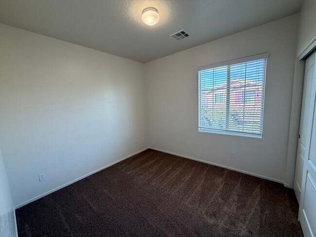 Building Photo - Carry Over Showing: This property has been shown before and will be rented to the first most qual...