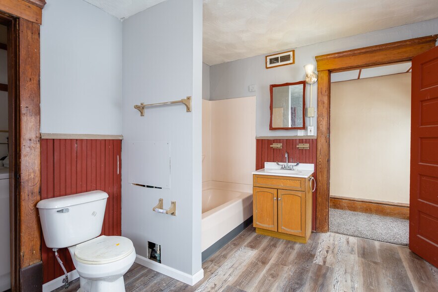 Building Photo - 33 W Main St