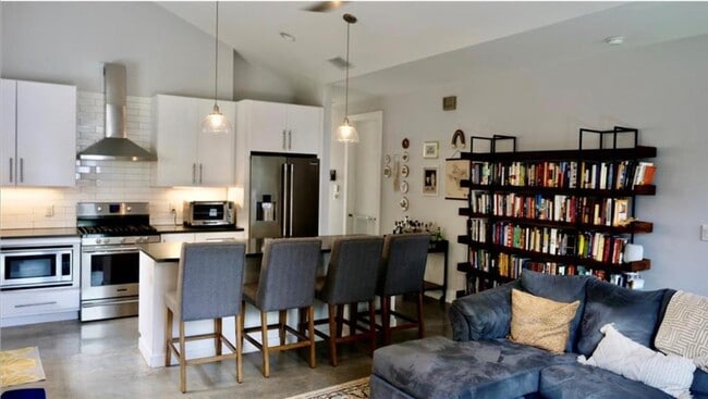 Building Photo - 1131 Mason Ave