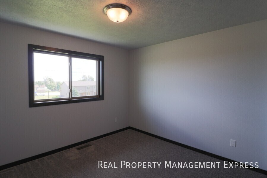 Building Photo - Amazing 4 Bedroom 3.5 Bathroom Townhome in Sioux Falls