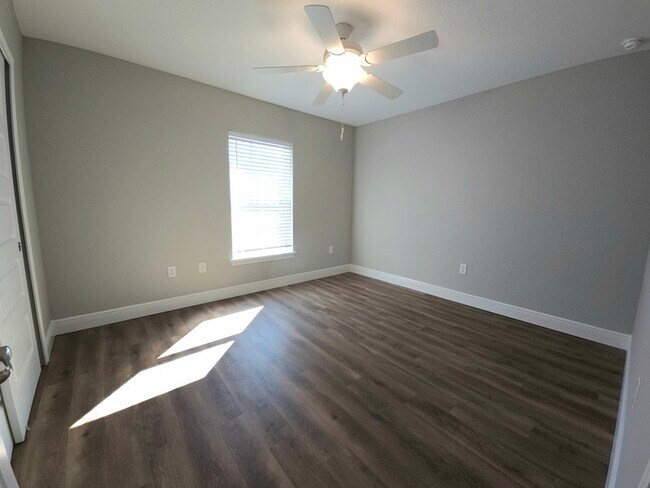 Building Photo - 7244 N Glenridge Cir