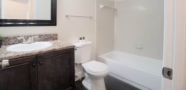Building Photo - Beautiful 1/1 Wood Floor Condo With a Beau...