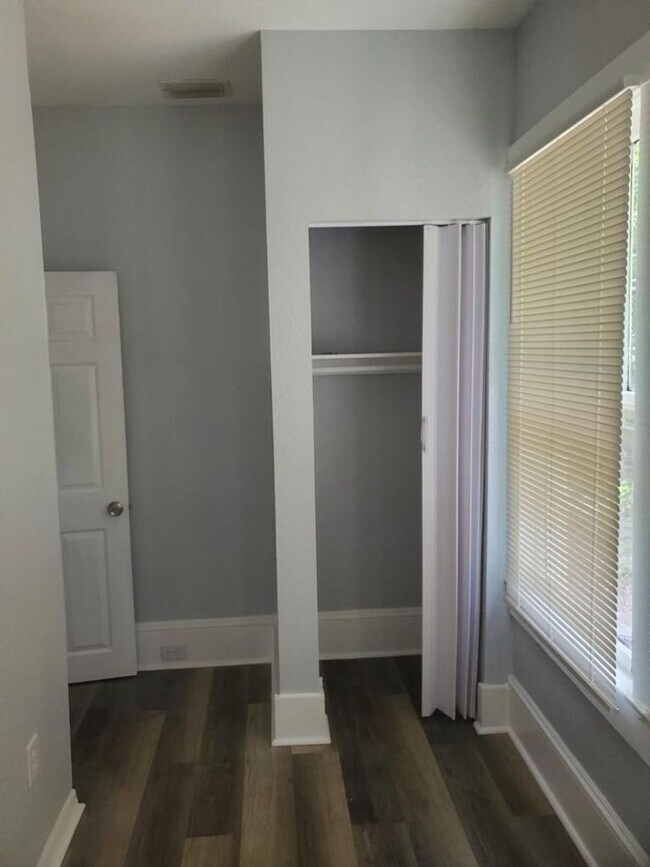 Building Photo - Fully Renovated 3/2 Single Family Ready for Move In!
