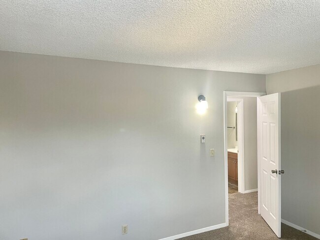 Building Photo - 2 Bedroom Townhome - walking distance to p...